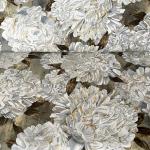 Ophelia - große weiße Blüten auf hellbraunem Grund