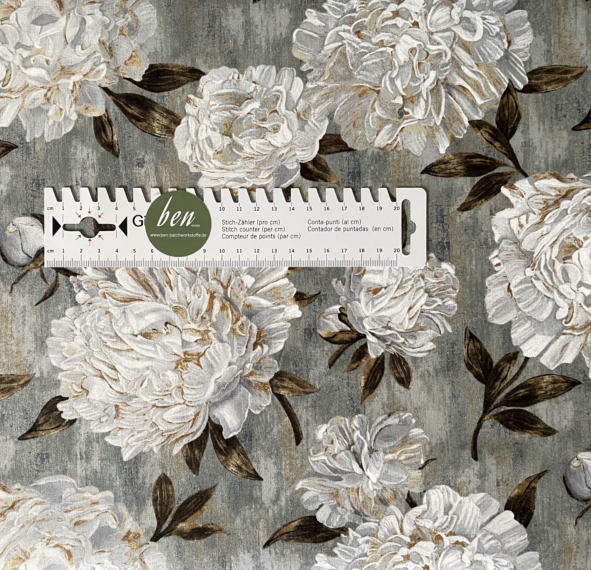 Ophelia - weiße Blüten auf graubraunem Grund