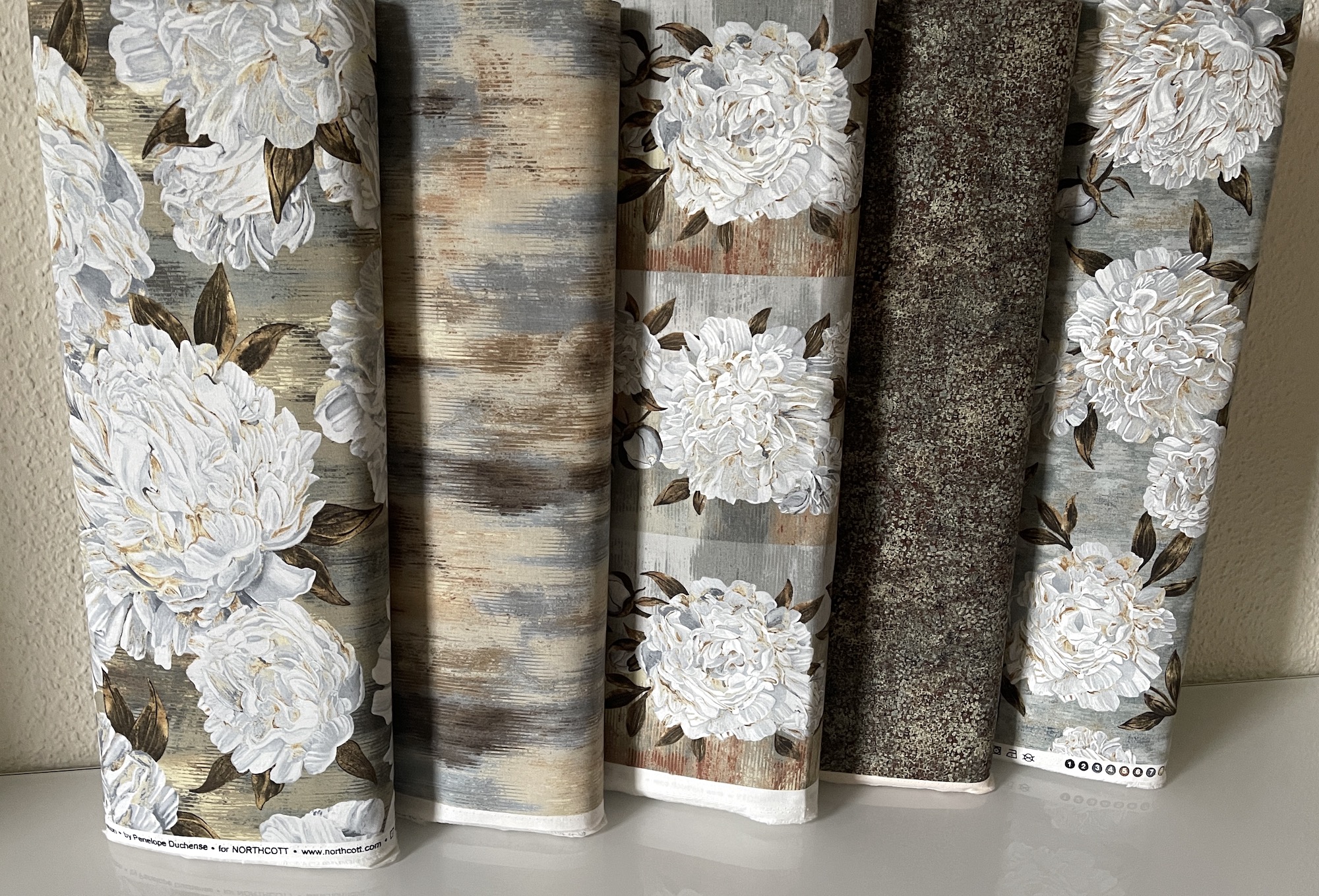 Ophelia - große weiße Blüten auf hellbraunem Grund