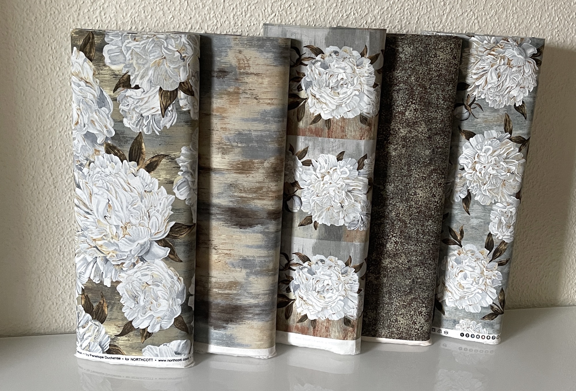 Ophelia - große weiße Blüten auf hellbraunem Grund